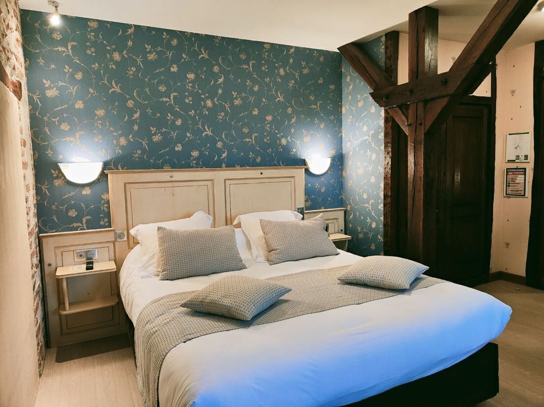 Premium bedding, in-room safe, individually decorated