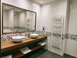 A bathroom with two sinks, a mirror, and a towel rack. - La Chaumière (Aubigny-sur-Nere)
