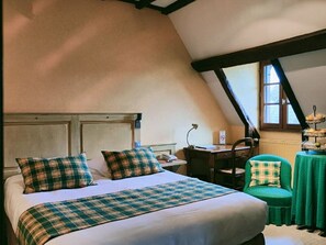 Premium bedding, in-room safe, individually decorated