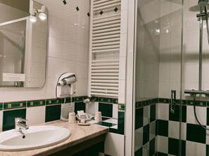 Superior-værelse - 1 dobbeltseng med sovesofa - udsigt til have | Badeværelse | Bruser, gratis toiletartikler, hårtørrer, håndklæder