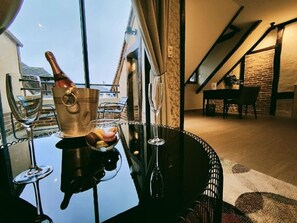 Suite, 1 lit double, vue jardin | Coin séjour