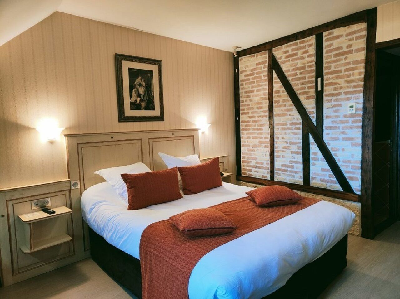 Premium bedding, in-room safe, individually decorated