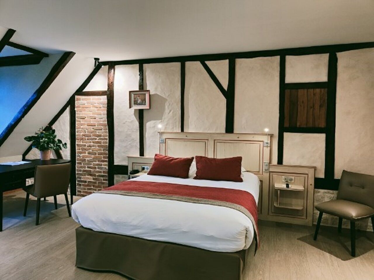 Premium bedding, in-room safe, individually decorated