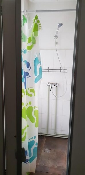 Dusch, hårtork, tofflor och handdukar