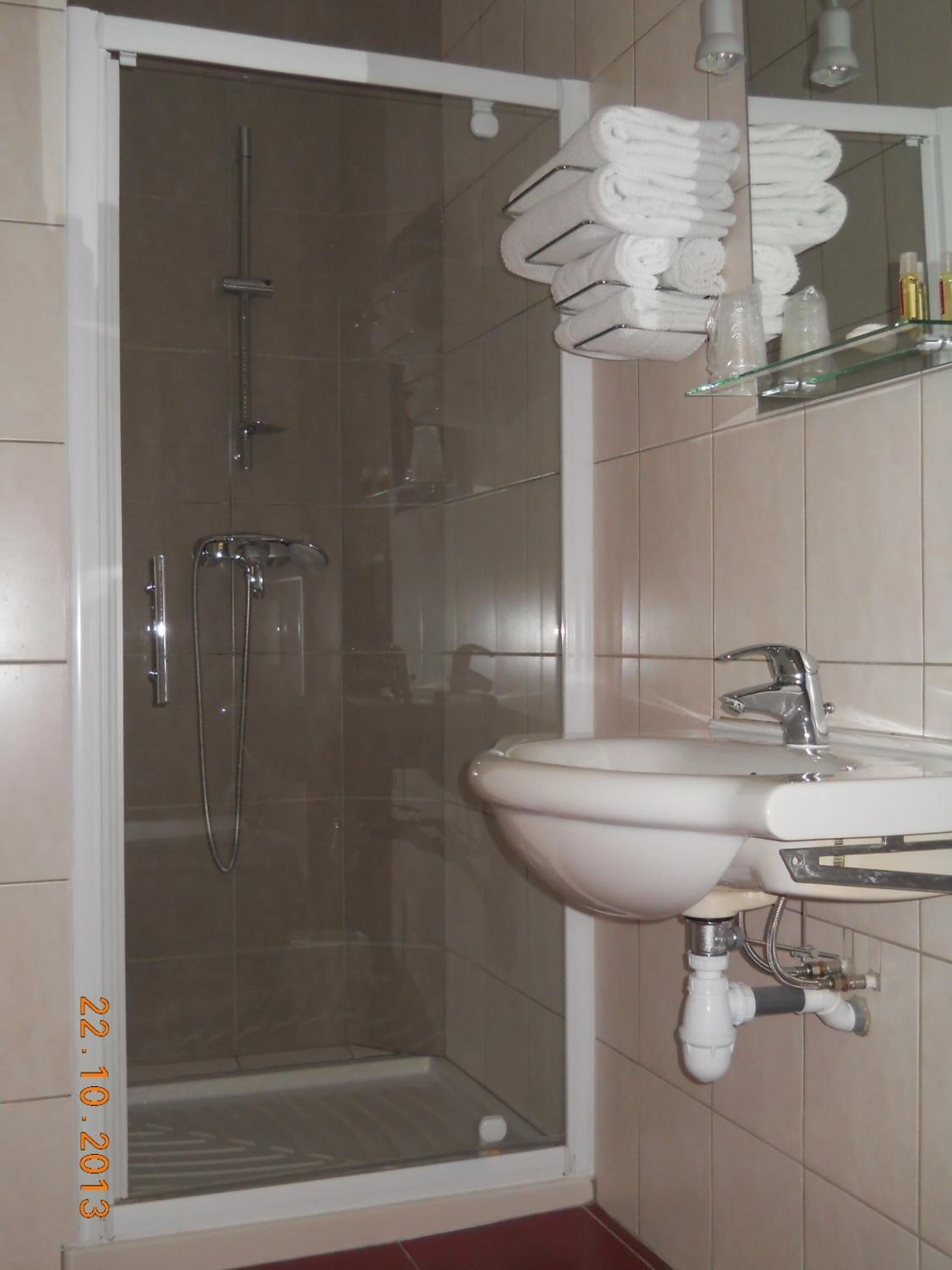 bathtub, deep-soaking bathtub, free toiletries, towels