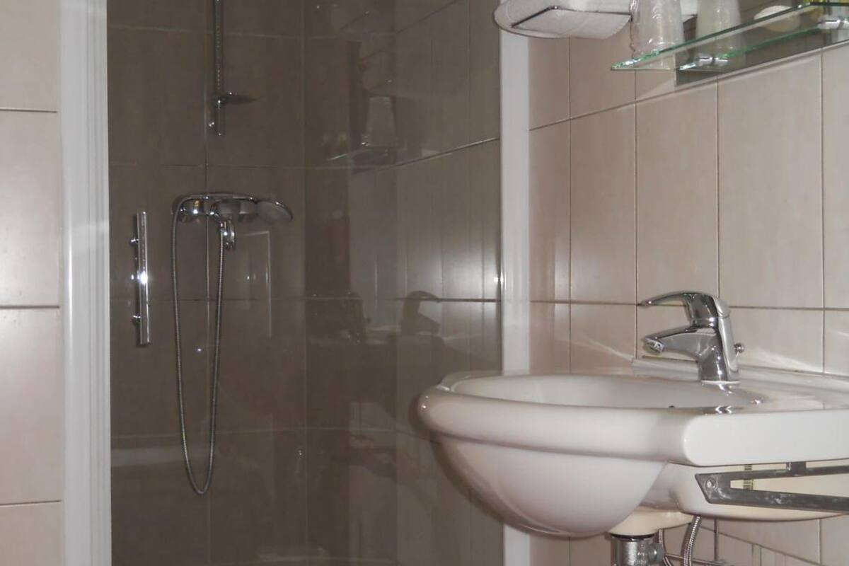 bathtub, deep-soaking bathtub, free toiletries, towels