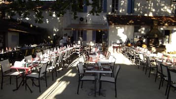 Lunch and dinner served, French cuisine