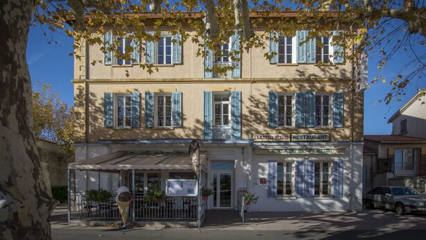 Un edificio de dos pisos con un letrero que dice 'CASTEL FLEURI RESTAURANT'.