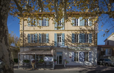 Front of property. Hôtel Restaurant Le Castel Fleuri
