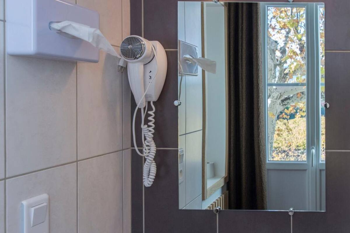 bathtub, deep-soaking bathtub, free toiletries, towels