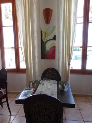 Se sirven almuerzos y cenas, cocina francesa