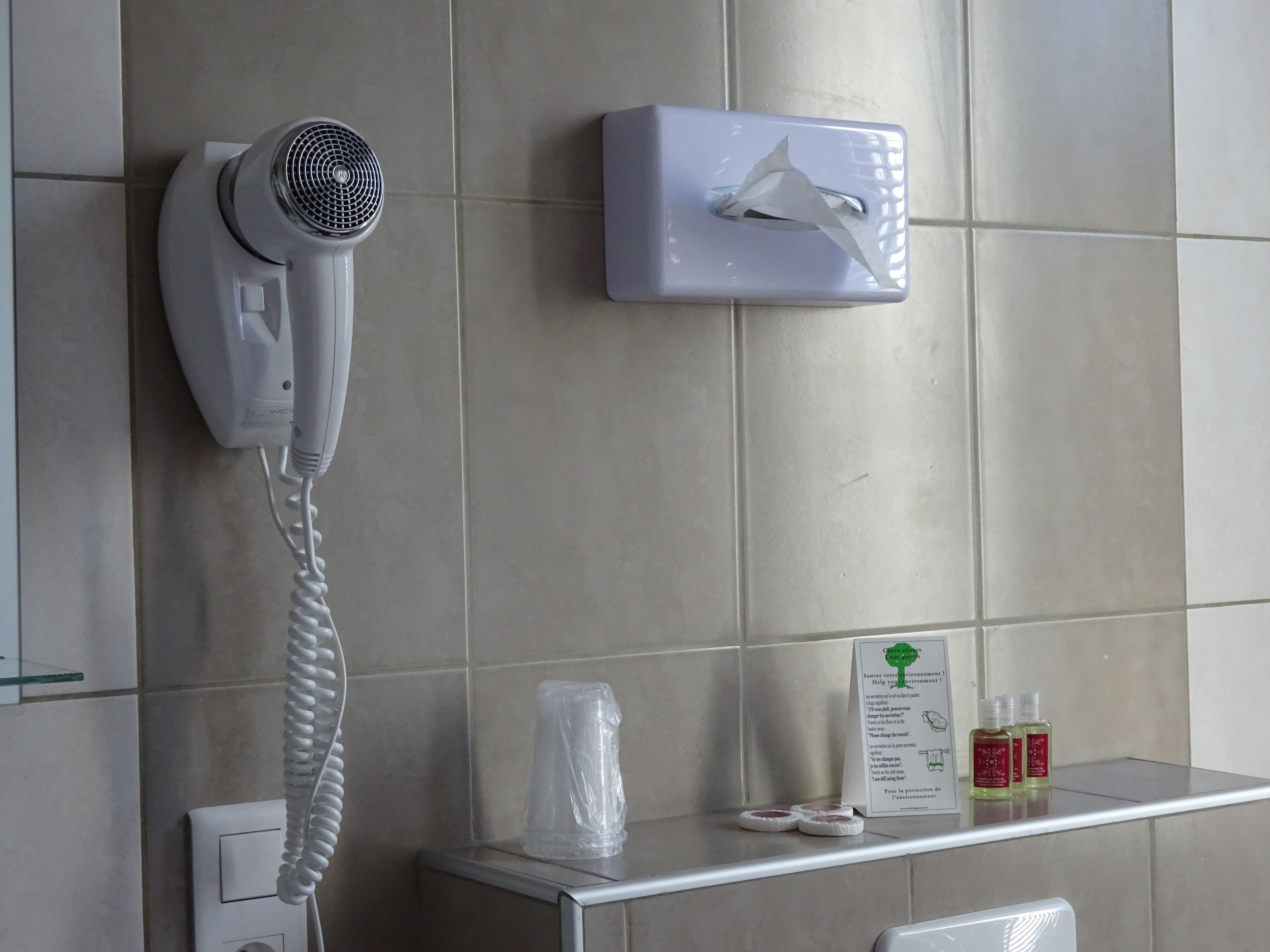 economy double room | bathroom | bathtub, deep-soaking bathtub, free toiletries, towels