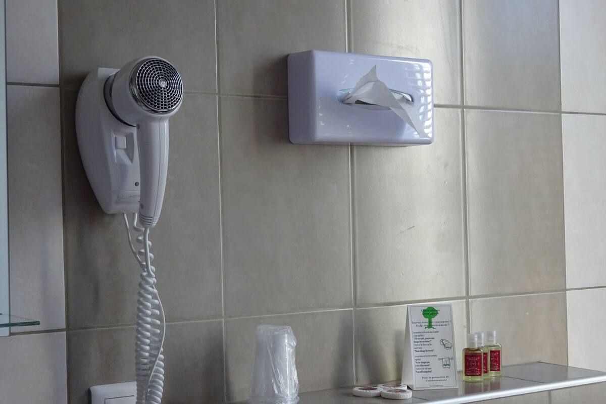 economy double room | bathroom | bathtub, deep-soaking bathtub, free toiletries, towels