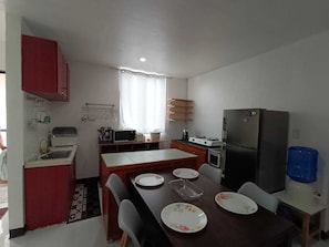 Basic-Apartment, 3 Schlafzimmer, Blick auf den Innenhof | Eigene Küche | Großer Kühlschrank, Mikrowelle, Herdplatte