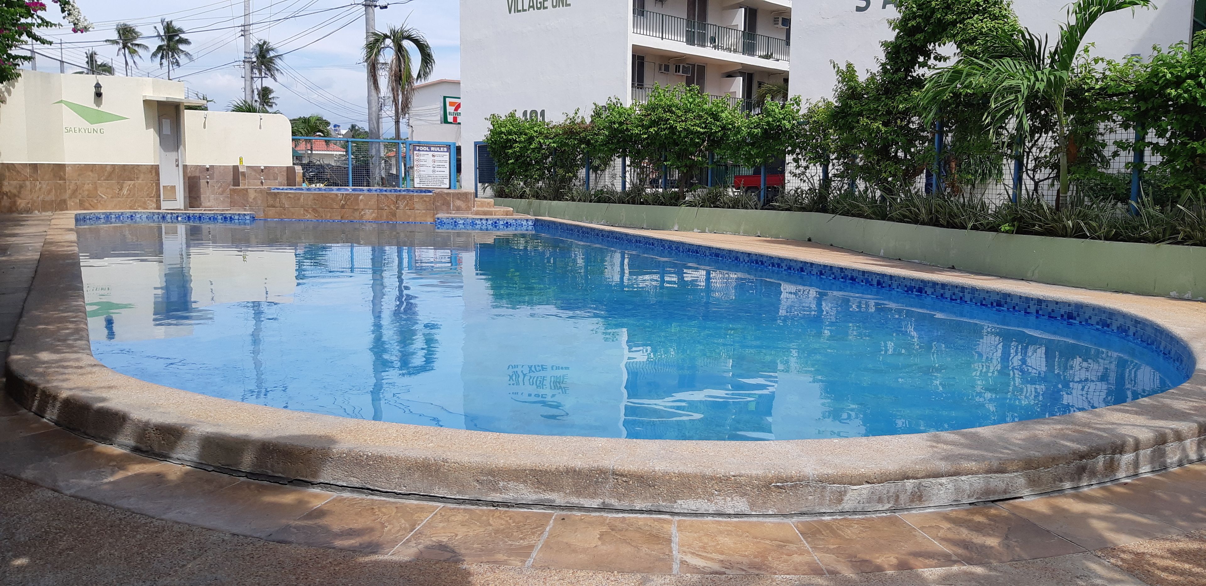 Una piscina al aire libre