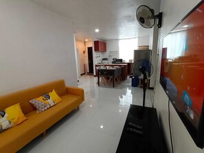 Basic-Apartment, 3 Schlafzimmer, Blick auf den Innenhof | Wohnbereich | 32-Zoll-Flachbildfernseher mit Digitalempfang, Fernseher, DVD-Player