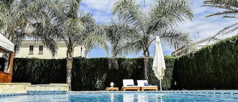 Piscine extérieure, chaises longues