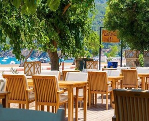 朝食、ランチ、ディナーに営業 (トルコ料理)