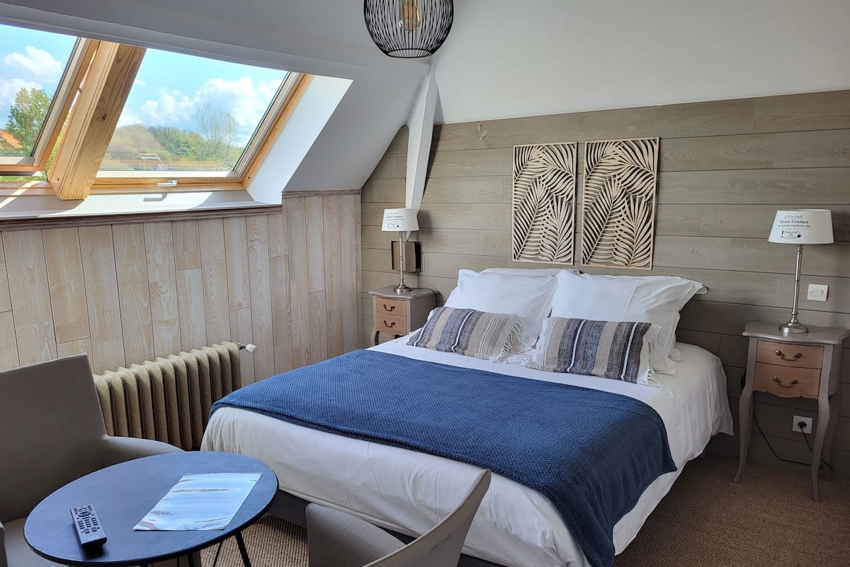 Romantische tweepersoonskamer, en-suite badkamer (balneo) | 1 slaapkamer, individueel gedecoreerd, een laptopwerkplek