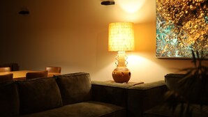 Een gezellige zithoek met een bank, een tafel en een lamp.
