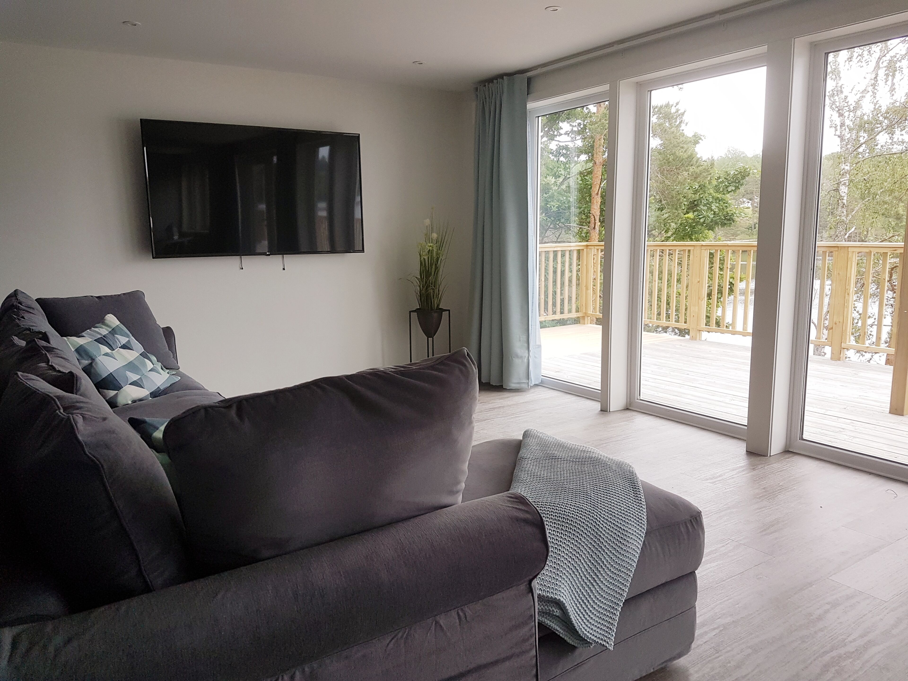 premium apartment | living area | flat-screen tv, books