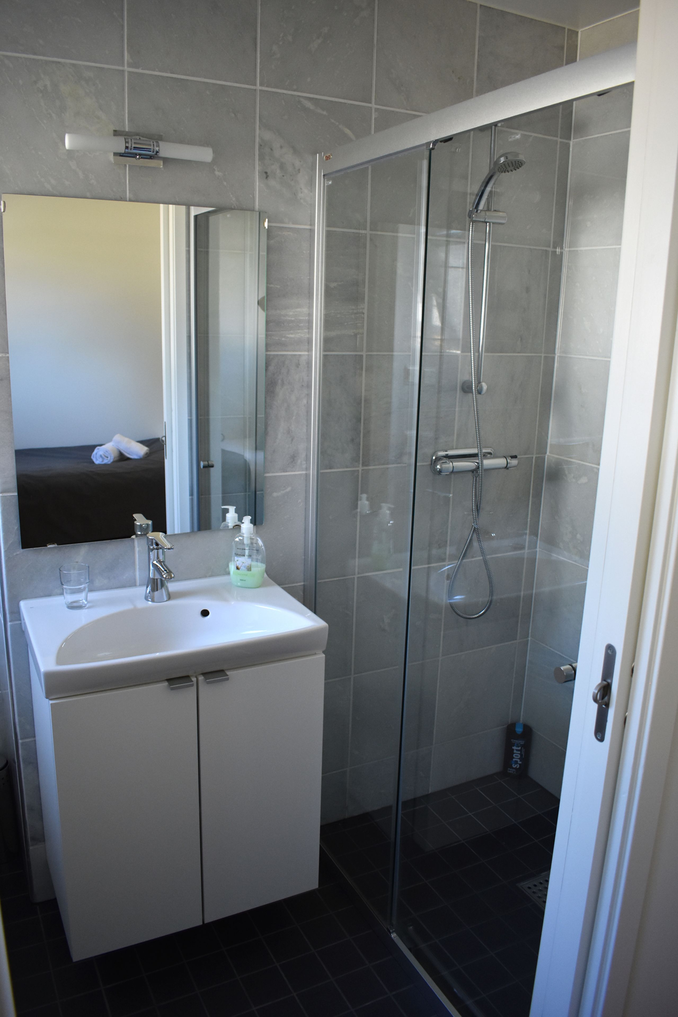 single room | bathroom | shower, eco-friendly toiletries, hair dryer, towels