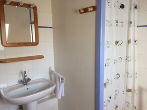 Bathroom sink - La Ferme de la Maugerie (Thoury)