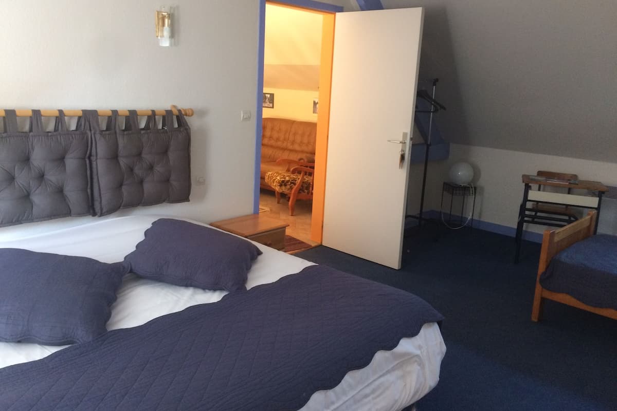 Family Suite (Bleue) | Free cots/infant beds, free WiFi, bed sheets