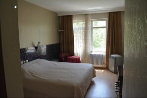Standaard kamer | Een minibar, een strijkplank/strijkijzer, gratis wifi