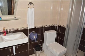 Chambre Standard | Salle de bain | Douche, articles de toilette gratuits, sèche-cheveux, chaussons