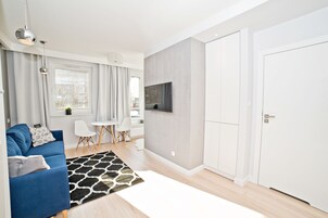 Deluxe Studio Suite | Ruang tamu | 42 inci televisyen skrin rata dengan kabel, TV