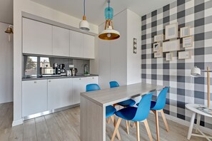 Deluxe Studio Suite | Private kitchen | Fridge, microwave, stovetop, dishwasher