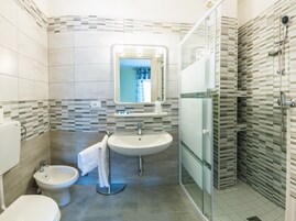 Chuveiro, produtos de toalete grátis, secador de cabelo