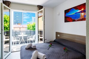 Superior Room | In-room safe, free WiFi, bed sheets - Hotel Romantik (Lignano Sabbiadoro)