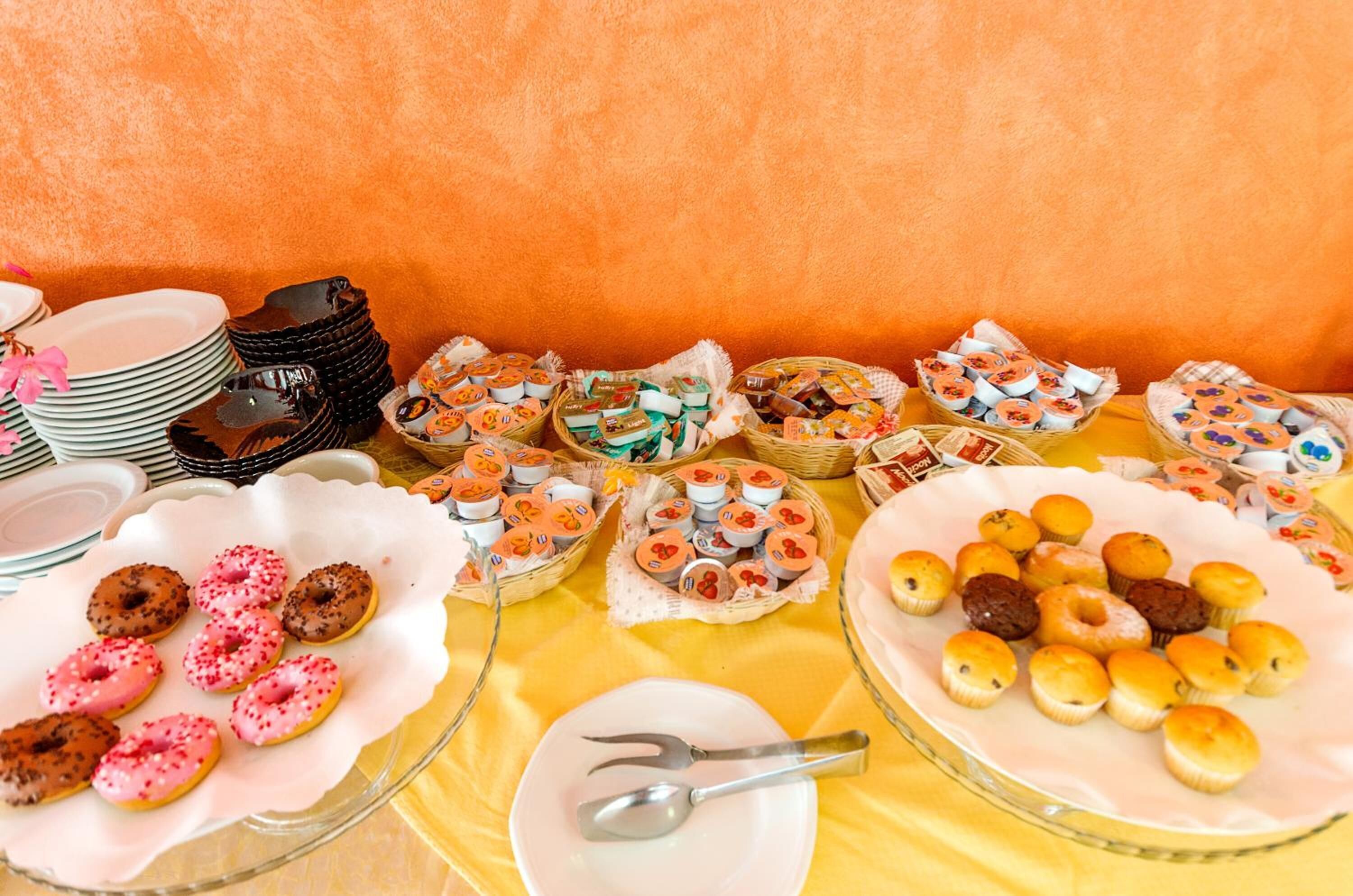 Una mesa de buffet con diversos pasteles y postres.