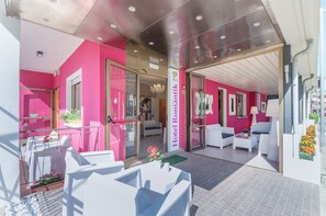 Lobby lounge