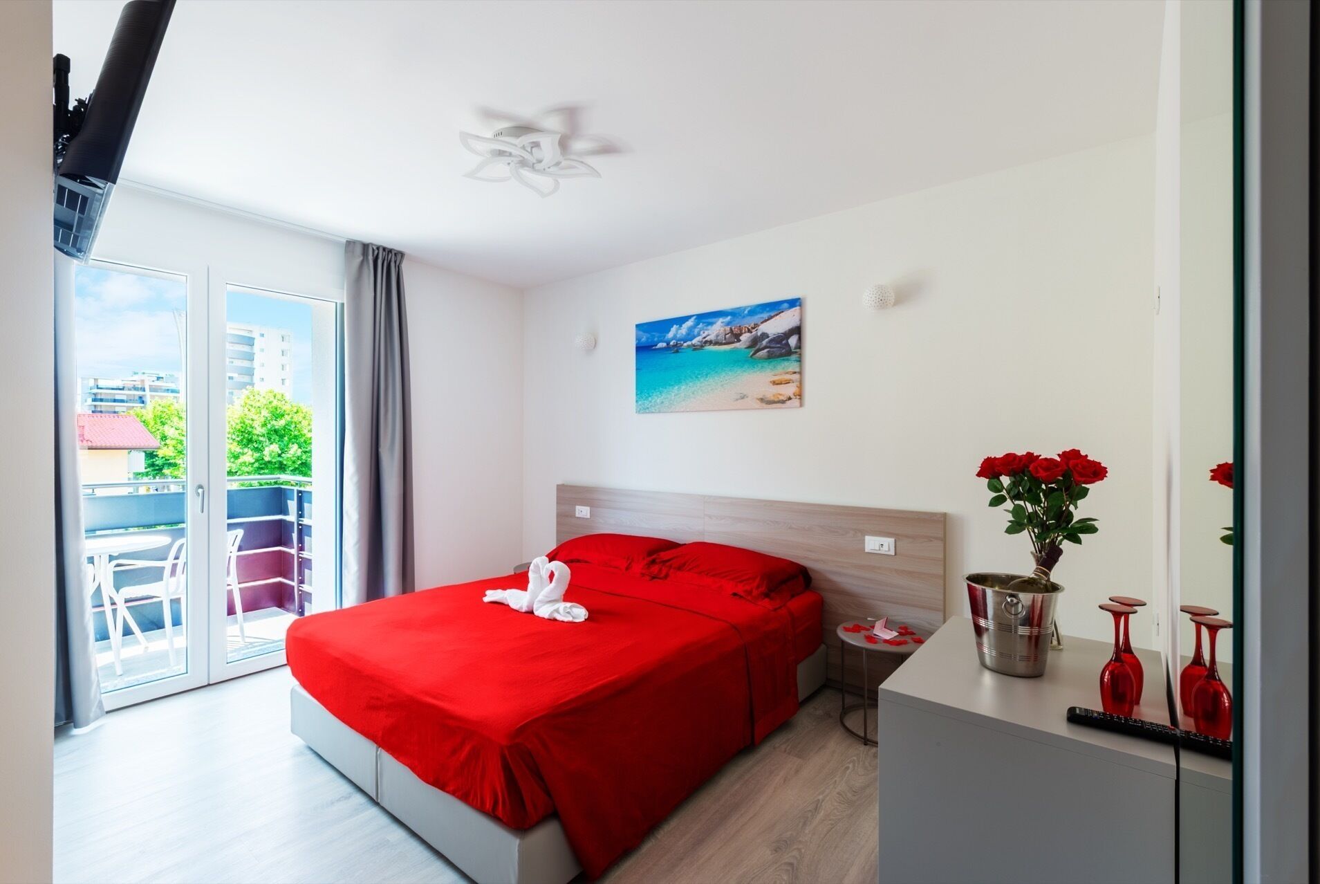 In-room safe, free WiFi, bed sheets