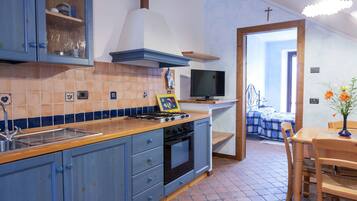 Apartemen, 1 kamar tidur, pemandangan taman, di pinggir kolam renang | Dapur pribadi | Lemari es, kompor, ketel listrik, dan peralatan masak/sendok-piring