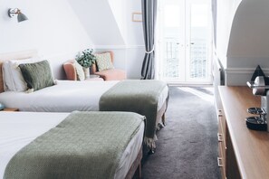 Chambre avec lits jumeaux, vue mer | Coffres-forts dans les chambres, fer et planche à repasser