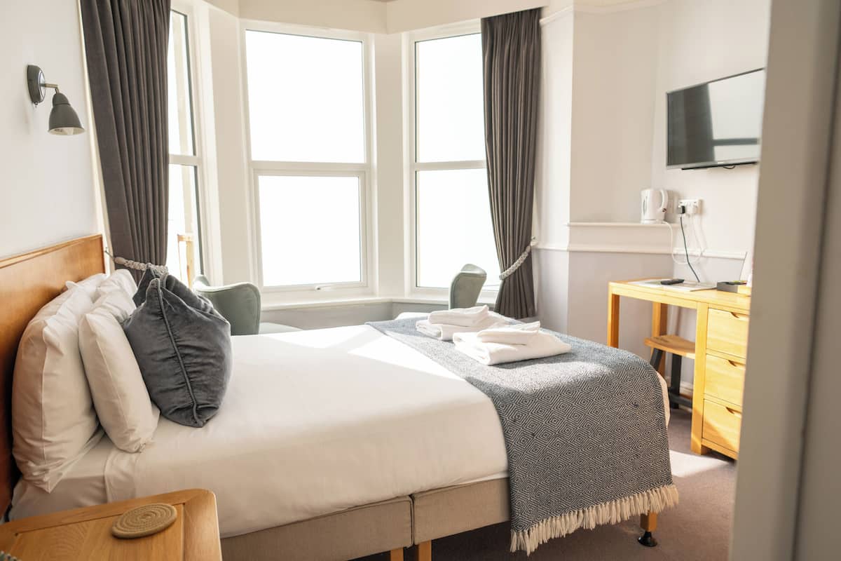 Double Room, Sea View | In-room safe, iron/ironing board, WiFi (free), bed sheets