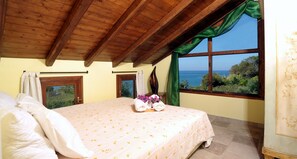 Villa familiare, 4 camere da letto, vista mare | 4 camere, una scrivania, ferro/asse da stiro, culla da viaggio