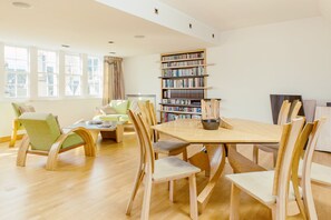 Departamento Prestigio, 1 habitación, cocina, vista a la ciudad | Sala de estar | Televisión de pantalla plana 