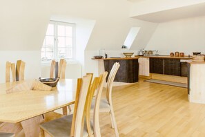 Signature-Apartment, 1 Schlafzimmer, Küche, Stadtblick | Essbereich im Zimmer