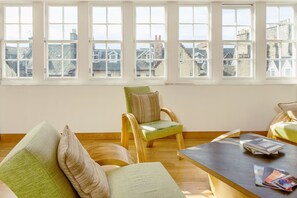 Departamento Prestigio, 1 habitación, cocina, vista a la ciudad | Área de sala de estar | Televisión de pantalla plana 