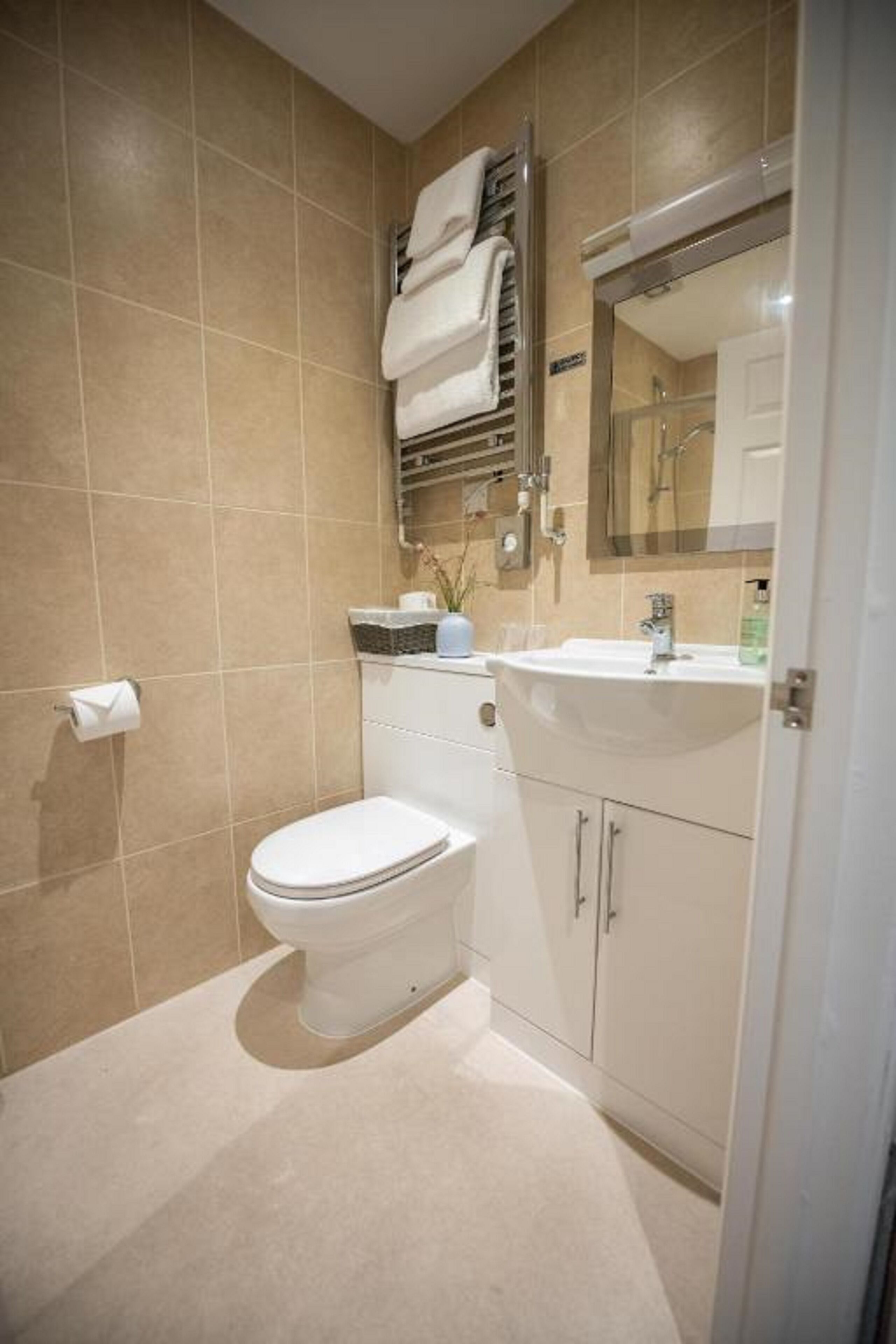 free toiletries, towels