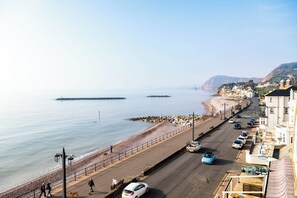 Een kluis op de kamer, een strijkplank/strijkijzer, gratis kabelinternet