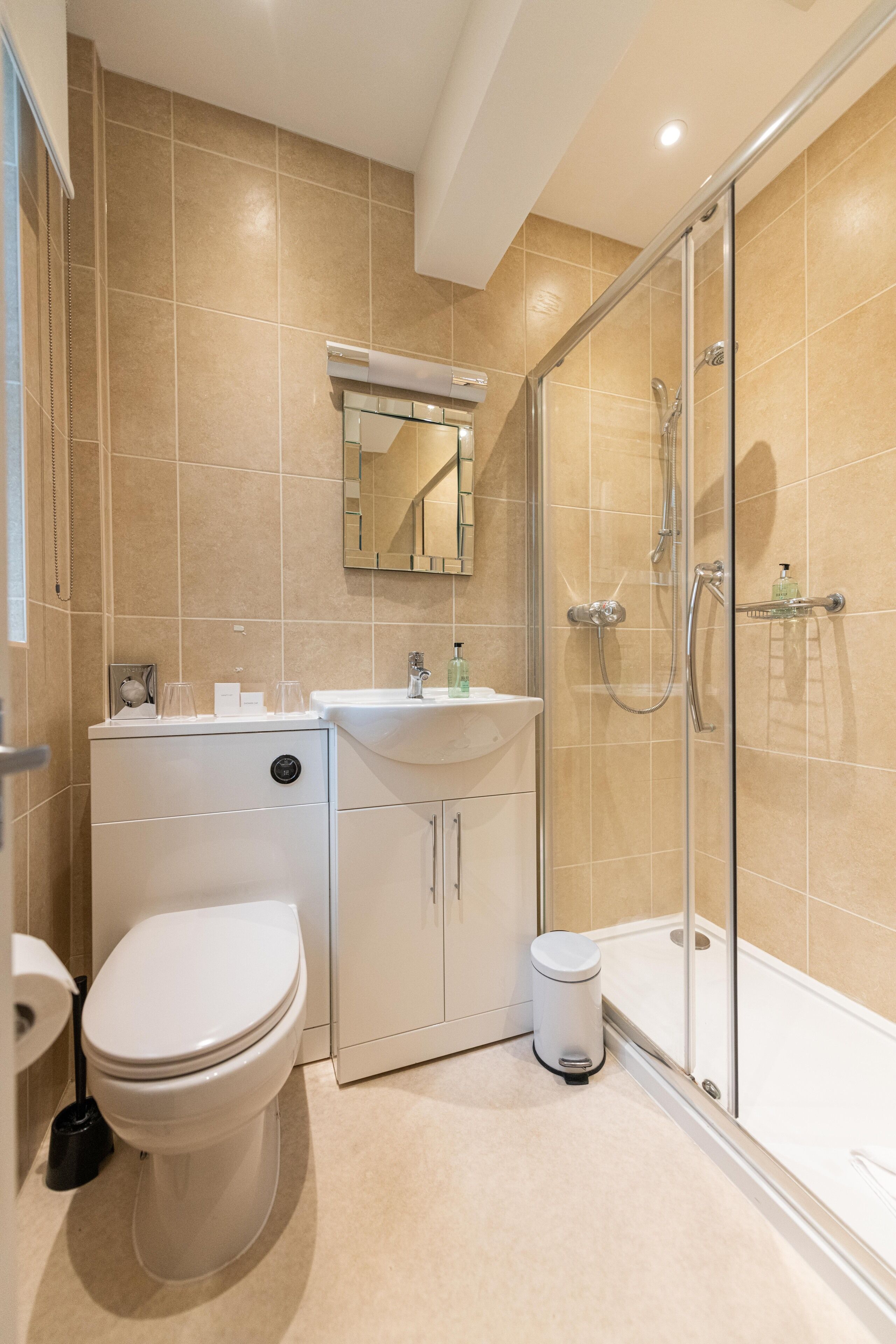 double room | bathroom | free toiletries, towels