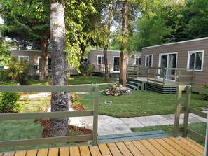 Comfort Mobile Home, Multiple Bedrooms, Pool Access, Garden View | Terrace/patio