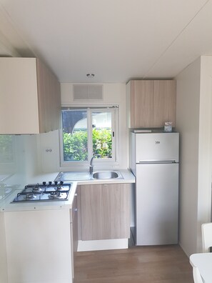 Mini réfrigérateur, batterie de cuisine, vaisselle et ustensiles