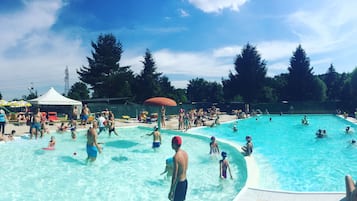 2 piscines extérieures, parasols de plage, chaises longues